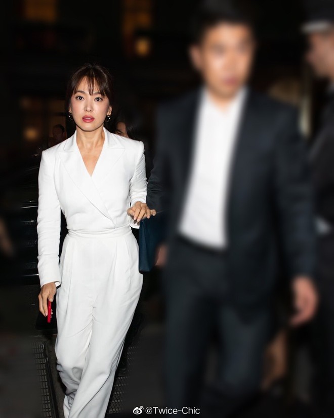 Sau khi bị chê không hợp “lồng lộn”, Song Hye Kyo quay lại style sương sương dự New York Fashion Week - Ảnh 4.