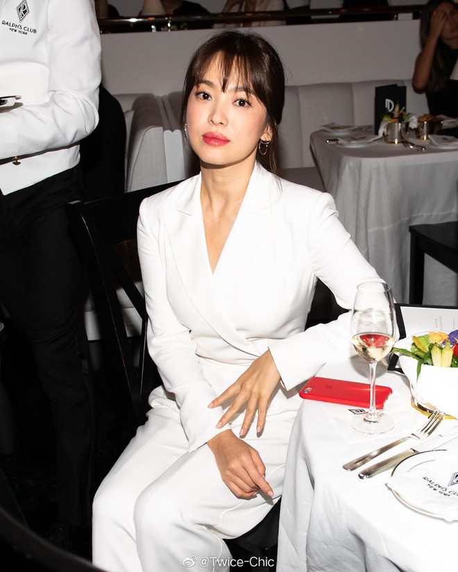 Sau khi bị chê không hợp “lồng lộn”, Song Hye Kyo quay lại style sương sương dự New York Fashion Week - Ảnh 5.