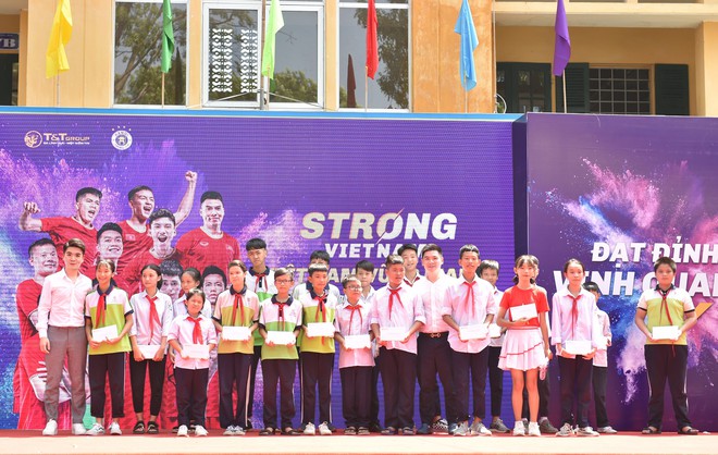 Dàn tuyển thủ điển trai của Hà Nội FC về trường cấp 2 truyền cảm hứng cho các em nhỏ - Ảnh 13.