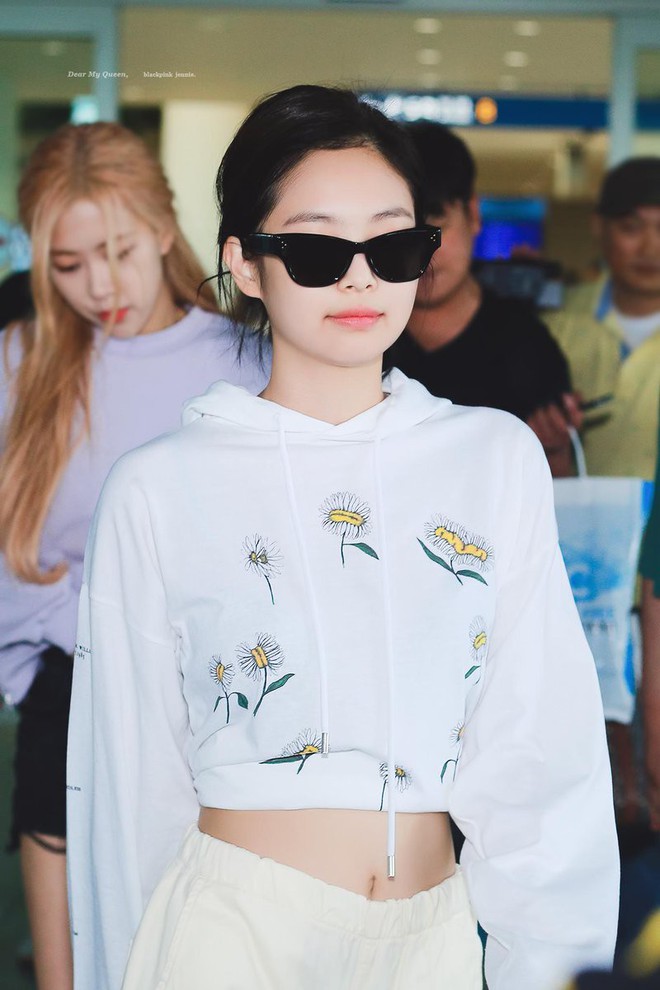 Cậy có eo thon, Jennie chuyên trị vén áo thành crop top vừa sexy lại vừa sành điệu - Ảnh 2.