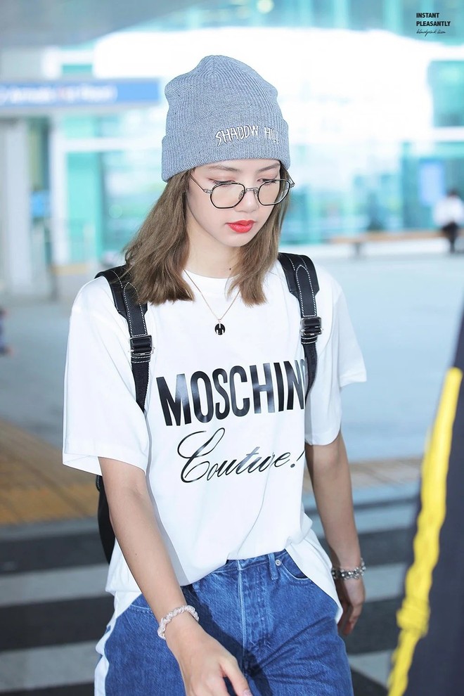 BLACKPINK gây náo loạn sân bay: Jennie ngầu như tổng tài, Lisa và Rosé đơn giản nhưng xinh như búp bê sống - Ảnh 1.