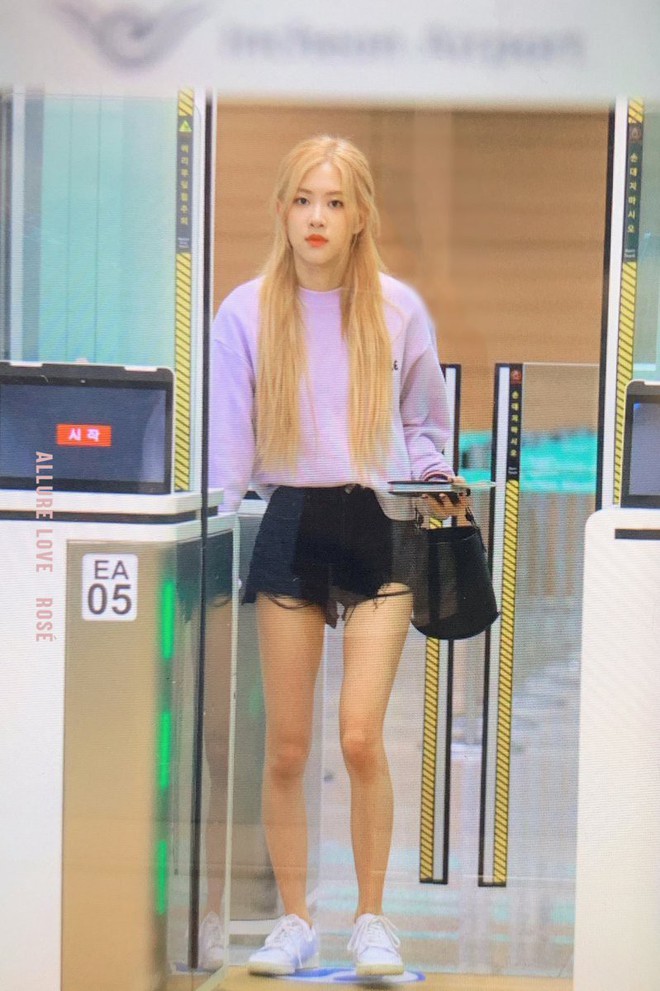 BLACKPINK g&acirc;y n&aacute;o loạn s&acirc;n bay: Jennie ngầu như tổng t&agrave;i, Lisa v&agrave; Ros&eacute; đơn giản nhưng xinh như b&uacute;p b&ecirc; sống - Ảnh 5.