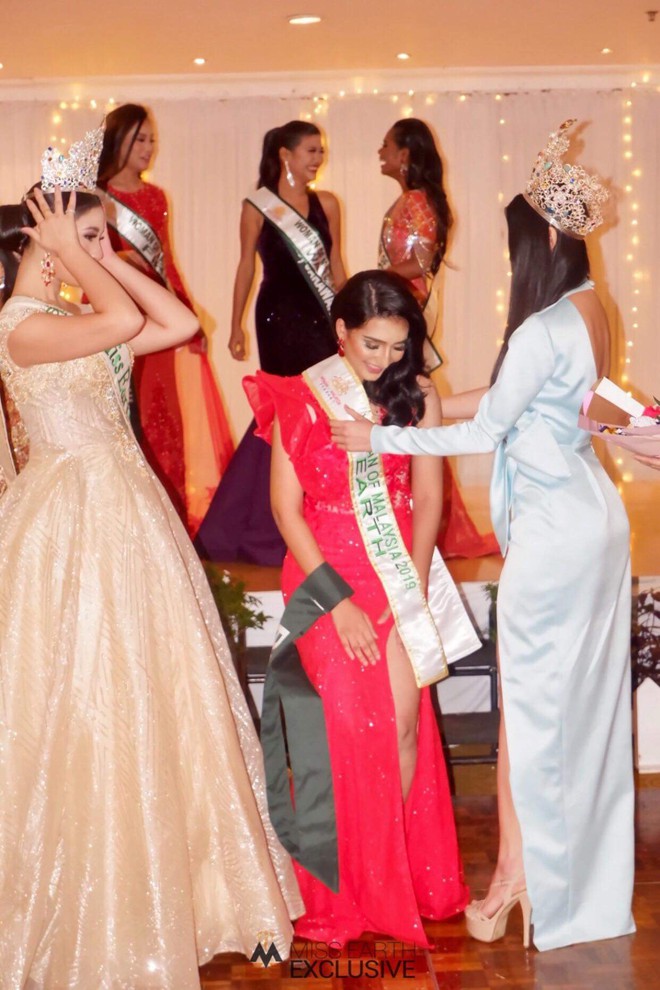 Phương Kh&aacute;nh đội vương miện 3,5 tỷ, diện v&aacute;y gợi cảm chấm thi chung kết Miss Earth Malaysia 2019 - Ảnh 4.