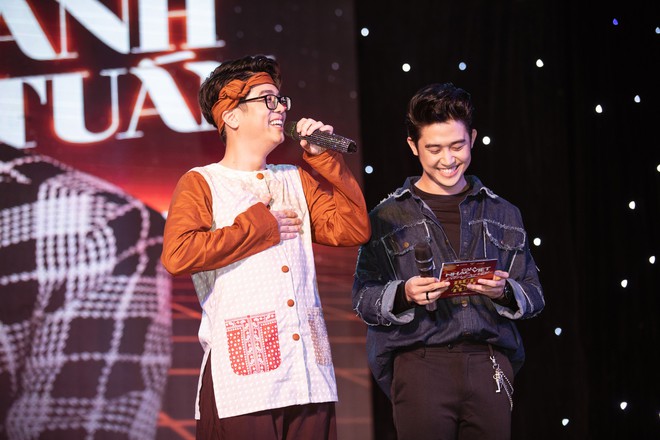 Bùi Anh Tuấn đón sinh nhật ấm áp với hơn 1000 người hâm mộ, xúc động trước sự xuất hiện của fan nhí bị ung thư xương - Ảnh 2.