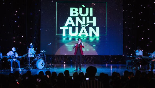 Bùi Anh Tuấn đón sinh nhật ấm áp với hơn 1000 người hâm mộ, xúc động trước sự xuất hiện của fan nhí bị ung thư xương - Ảnh 3.