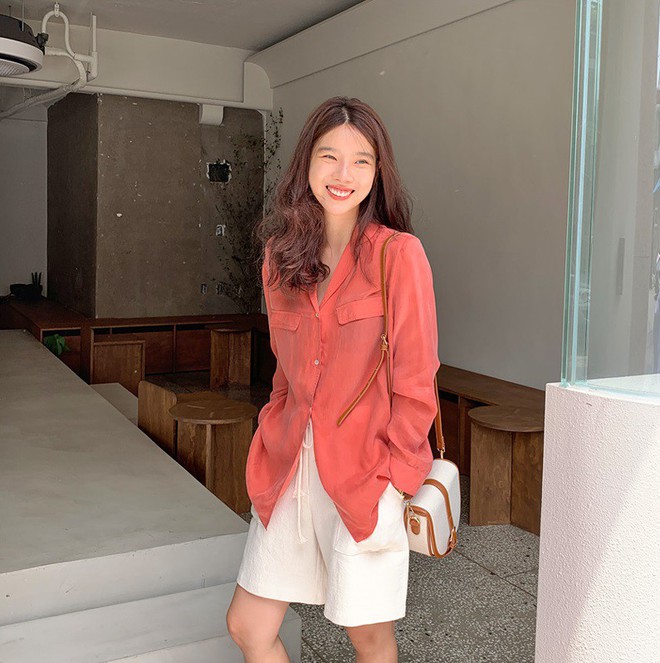 Mấy nàng sành điệu lại phát minh thêm một kiểu diện áo sơ mi: Mở toang vài cúc dưới để trông thật ăn chơi, hack chân dài - Ảnh 2. Mấy nàng sành điệu lại phát minh thêm một kiểu diện áo sơ mi: Mở toang vài cúc dưới để trông thật ăn chơi, hack chân dài - Ảnh 2.