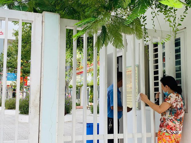 H&agrave;ng trăm phụ huynh Trường tiểu học Hạ Đ&igrave;nh cho con nghỉ học sau vụ ch&aacute;y Rạng Đ&ocirc;ng - Ảnh 1.