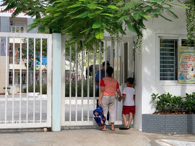 Hàng trăm phụ huynh Trường tiểu học Hạ Đình cho con nghỉ học sau vụ cháy Rạng Đông - Ảnh 2.