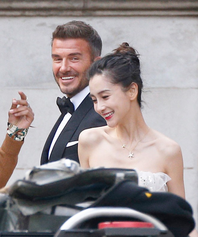 Lộ ảnh hậu trường David Beckham kết hôn với Angela Baby, nhan sắc mỹ nhân Cbiz gần lấn át cả danh thủ đình đám - Ảnh 2.