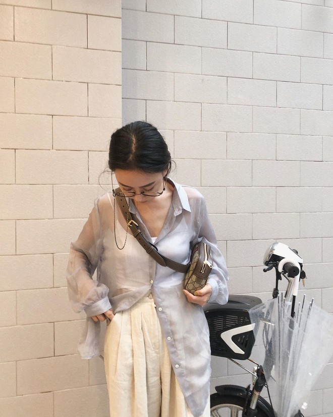 Mấy nàng sành điệu lại phát minh thêm một kiểu diện áo sơ mi: Mở toang vài cúc dưới để trông thật ăn chơi, hack chân dài - Ảnh 4. Mấy nàng sành điệu lại phát minh thêm một kiểu diện áo sơ mi: Mở toang vài cúc dưới để trông thật ăn chơi, hack chân dài - Ảnh 4.