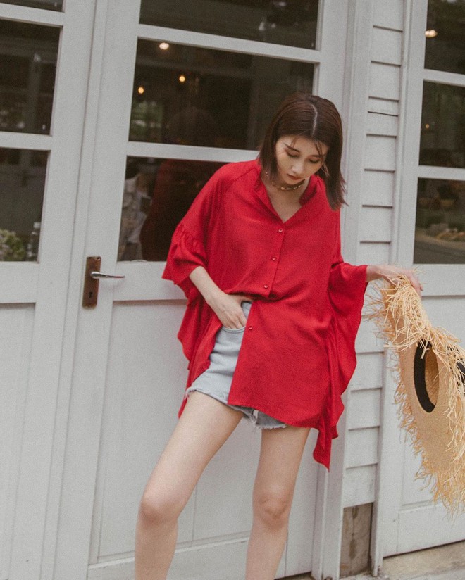 Mấy nàng sành điệu lại phát minh thêm một kiểu diện áo sơ mi: Mở toang vài cúc dưới để trông thật ăn chơi, hack chân dài - Ảnh 6. Mấy nàng sành điệu lại phát minh thêm một kiểu diện áo sơ mi: Mở toang vài cúc dưới để trông thật ăn chơi, hack chân dài - Ảnh 6.
