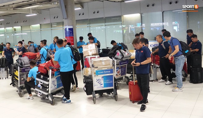 Vừa sang Th&aacute;i Lan U23 Việt Nam đ&atilde; gặp sự cố: Hết m&aacute;y bay hạ c&aacute;nh muộn đến xe bu&yacute;t đ&oacute;n trễ giờ - Ảnh 2.