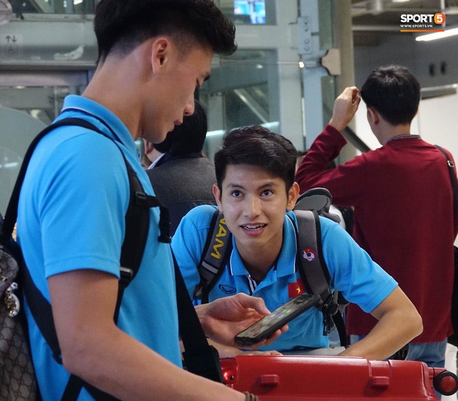 Vừa sang Th&aacute;i Lan U23 Việt Nam đ&atilde; gặp sự cố: Hết m&aacute;y bay hạ c&aacute;nh muộn đến xe bu&yacute;t đ&oacute;n trễ giờ - Ảnh 7.