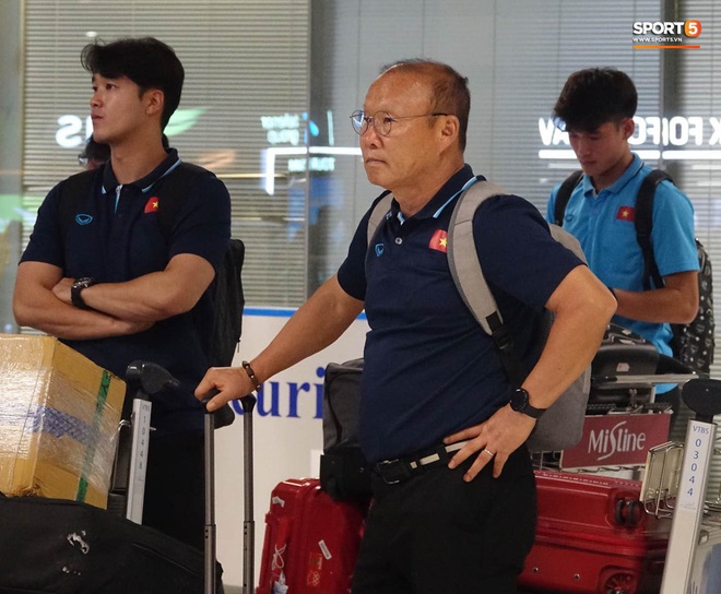 Vừa sang Th&aacute;i Lan U23 Việt Nam đ&atilde; gặp sự cố: Hết m&aacute;y bay hạ c&aacute;nh muộn đến xe bu&yacute;t đ&oacute;n trễ giờ - Ảnh 5.