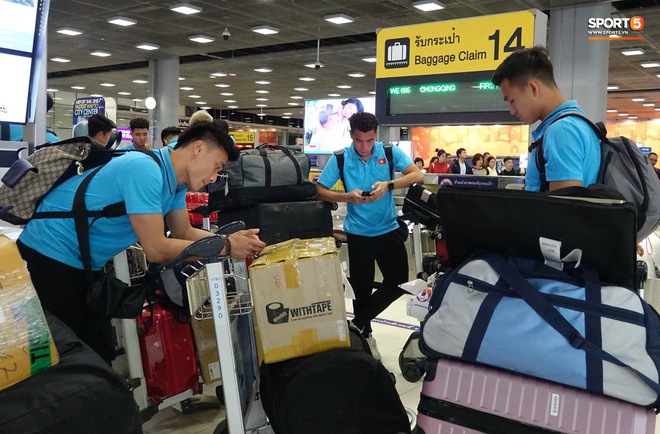 Vừa sang Thái Lan U23 Việt Nam đã gặp sự cố: Hết máy bay hạ cánh muộn đến xe buýt đón trễ giờ - Ảnh 3.