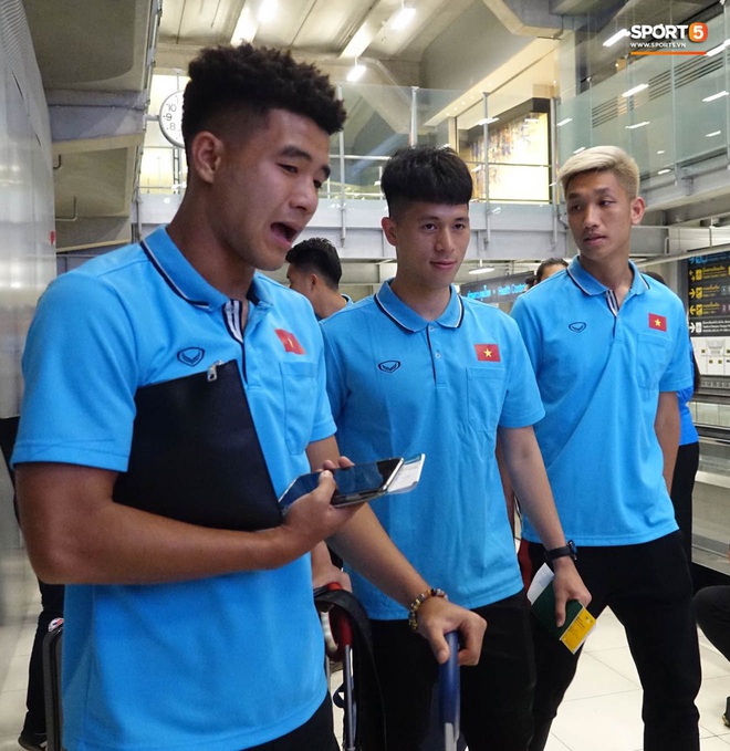 Vừa sang Th&aacute;i Lan U23 Việt Nam đ&atilde; gặp sự cố: Hết m&aacute;y bay hạ c&aacute;nh muộn đến xe bu&yacute;t đ&oacute;n trễ giờ - Ảnh 11.