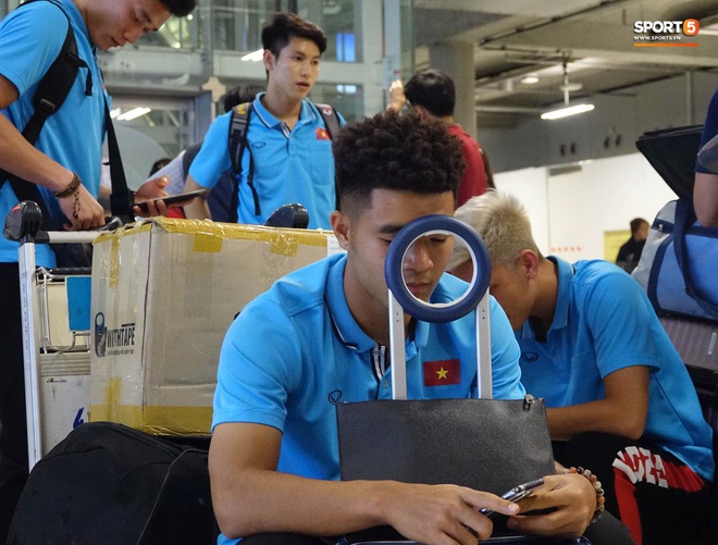 Vừa sang Th&aacute;i Lan U23 Việt Nam đ&atilde; gặp sự cố: Hết m&aacute;y bay hạ c&aacute;nh muộn đến xe bu&yacute;t đ&oacute;n trễ giờ - Ảnh 6.