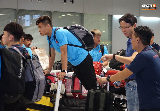 Vừa sang Th&aacute;i Lan U23 Việt Nam đ&atilde; gặp sự cố: Hết m&aacute;y bay hạ c&aacute;nh muộn đến xe bu&yacute;t đ&oacute;n trễ giờ - Ảnh 8.