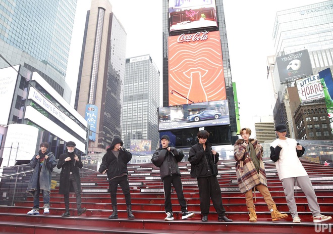 Cho&aacute;ng cảnh đ&aacute;m đ&ocirc;ng v&acirc;y k&iacute;n nghẹt thở ở Quảng trường Thời Đại New York chỉ để xem BTS tổng duyệt cho show giao thừa - Ảnh 3.
