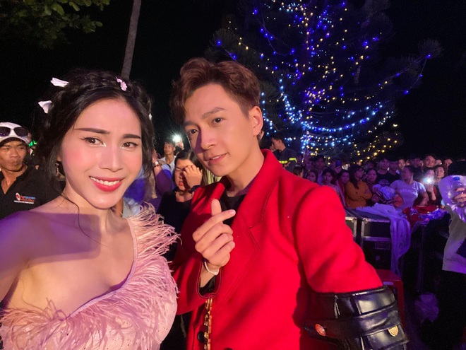 Sao Vbiz rộn r&agrave;ng khoe khoảnh khắc đầu năm mới: T&oacute;c Ti&ecirc;n, Chi Pu vừa ho&agrave;n th&agrave;nh show diễn, lầy nhất l&agrave; vợ chồng Khởi My - Kelvin Kh&aacute;nh - Ảnh 1.