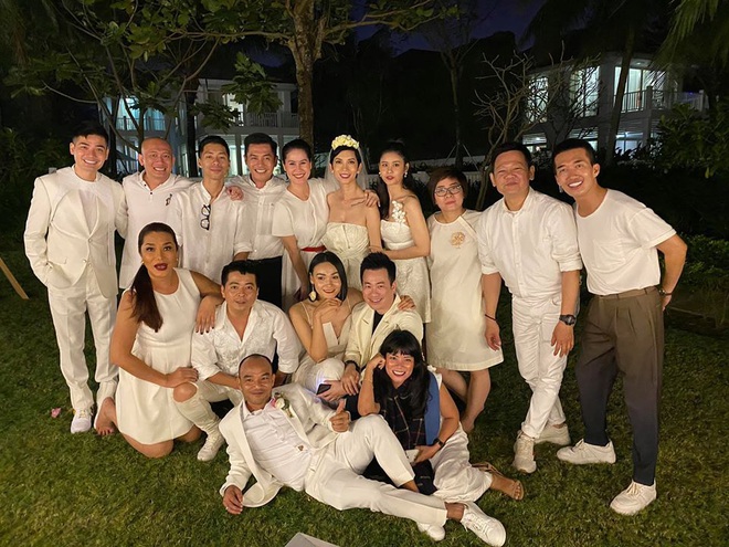 Hé lộ bên trong đám cưới đầu tiên Vbiz ngày 1/1: Trương Quỳnh Anh và hội bạn Hà Tăng đến dự, quẩy với cô dâu từ chiếu tới đêm - Ảnh 8.