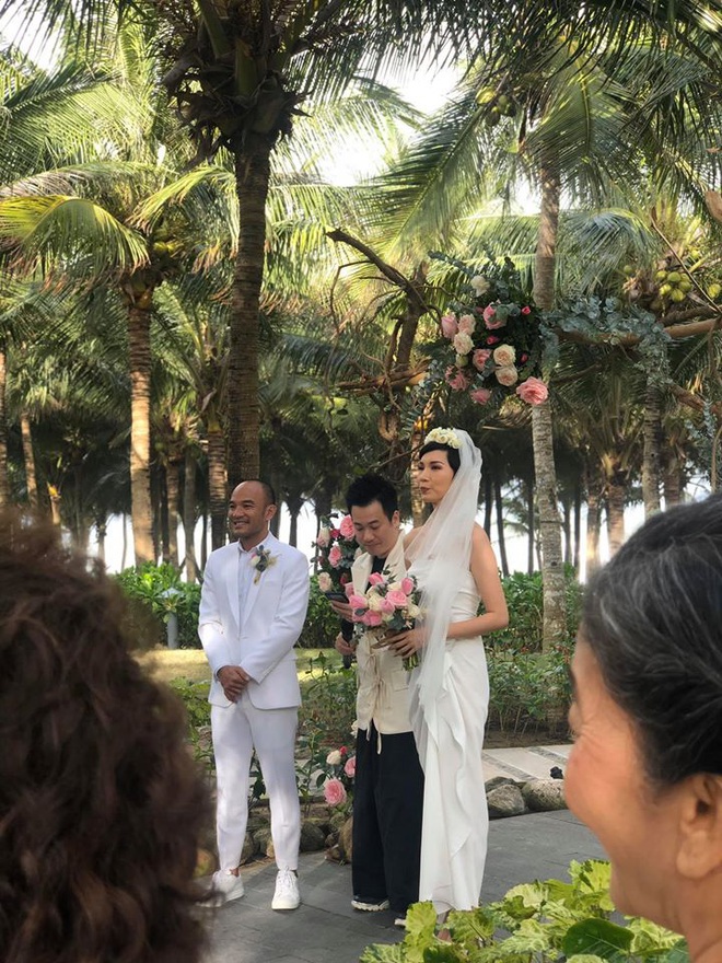 Hé lộ bên trong đám cưới đầu tiên Vbiz ngày 1/1: Trương Quỳnh Anh và hội bạn Hà Tăng đến dự, quẩy với cô dâu từ chiếu tới đêm - Ảnh 1.