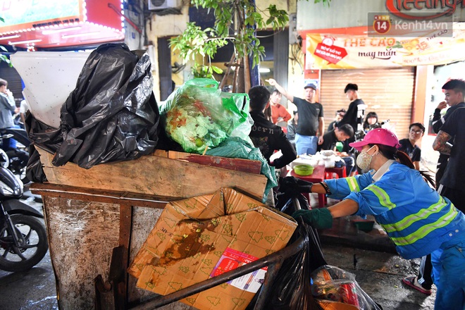 Ảnh: Hàng loạt tuyến phố trung tâm Hà Nội, Sài Gòn ngập trong biển rác đầu năm mới 2020 - Ảnh 14.