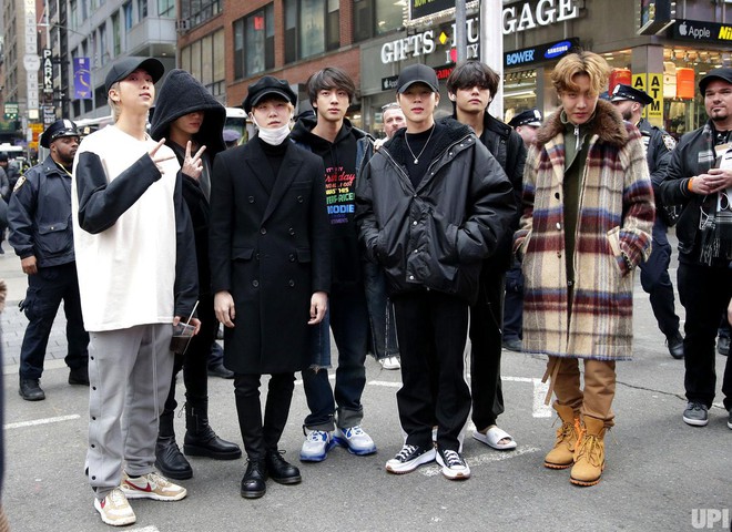 Cho&aacute;ng cảnh đ&aacute;m đ&ocirc;ng v&acirc;y k&iacute;n nghẹt thở ở Quảng trường Thời Đại New York chỉ để xem BTS tổng duyệt cho show giao thừa - Ảnh 1.