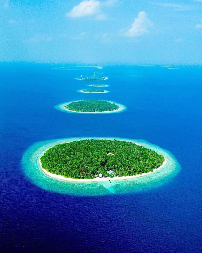 Muốn biết bàn tay mẹ thiên nhiên kỳ diệu thế nào, cứ nhìn vào 5 hòn đảo “nằm thẳng tắp thành 1 hàng” ở Maldives này sẽ rõ! - Ảnh 4.