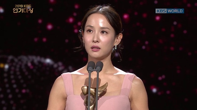 Chị đại Gong Hyo Jin mếu thấy thương khi ẵm toàn giải bự đêm trao giải KBS Drama Awards 2019, chịu nổi không? - Ảnh 7.