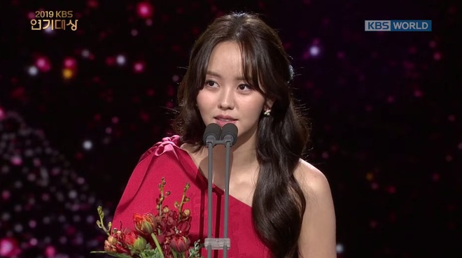 Chị đại Gong Hyo Jin mếu thấy thương khi ẵm toàn giải bự đêm trao giải KBS Drama Awards 2019, chịu nổi không? - Ảnh 13.