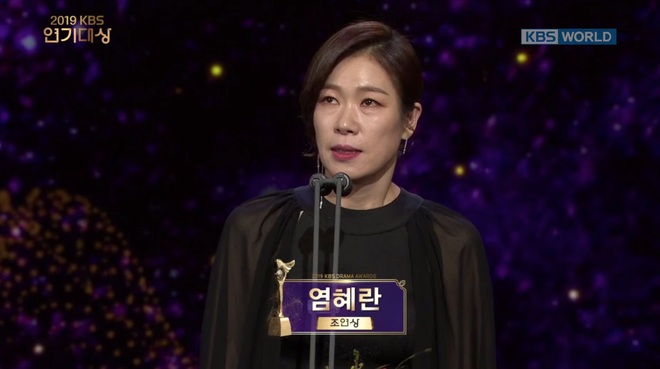 Chị đại Gong Hyo Jin mếu thấy thương khi ẵm toàn giải bự đêm trao giải KBS Drama Awards 2019, chịu nổi không? - Ảnh 5.