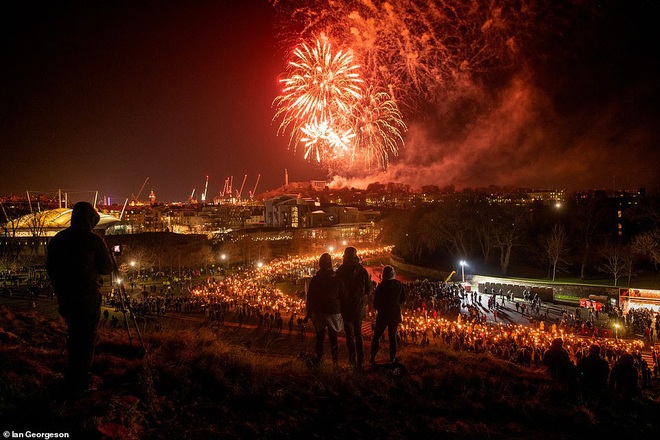  40.000 người tưng bừng rước đuốc trong lễ hội lửa Hogmanay ở Scotland  - Ảnh 1.