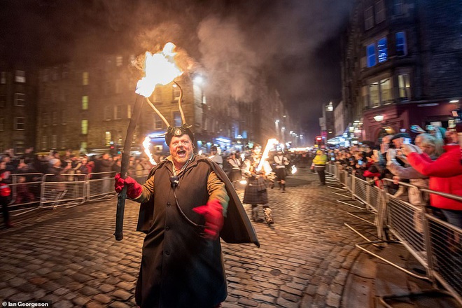  40.000 người tưng bừng rước đuốc trong lễ hội lửa Hogmanay ở Scotland  - Ảnh 10.