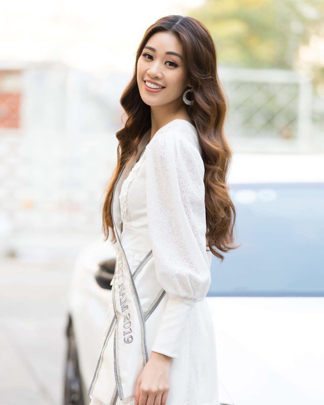 Hoa hậu Kh&aacute;nh V&acirc;n - Lương Th&ugrave;y Linh đụng h&agrave;ng: Chỉ một chi tiết rất nhỏ vẫn thể hiện sự cao tay của hai n&agrave;ng Hậu - Ảnh 1.