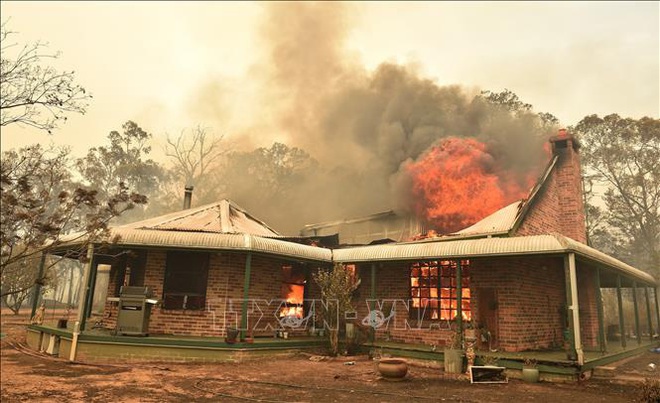  Australia triển khai chiến dịch tiếp cận hàng nghìn người bị mắc kẹt do cháy rừng  - Ảnh 1.