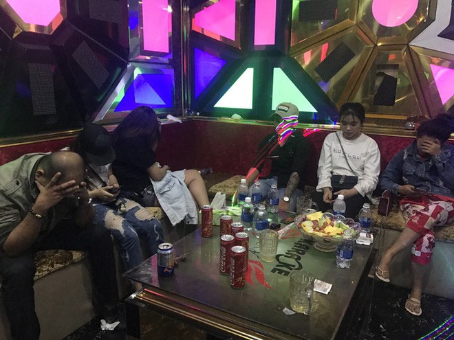  Cả chục đ&ocirc;i nam nữ th&aacute;c loạn trong qu&aacute;n karaoke By Nhi ở Tiền Giang  - Ảnh 2.