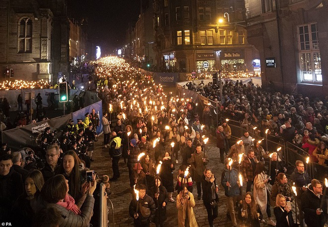  40.000 người tưng bừng rước đuốc trong lễ hội lửa Hogmanay ở Scotland  - Ảnh 3.