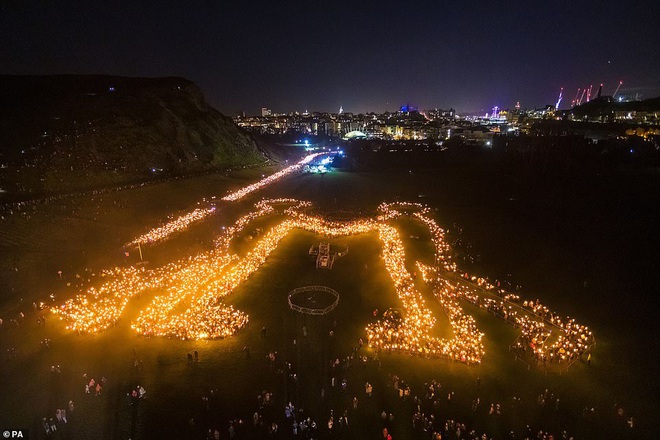  40.000 người tưng bừng rước đuốc trong lễ hội lửa Hogmanay ở Scotland  - Ảnh 5.