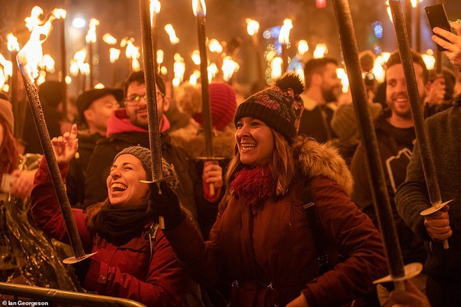  40.000 người tưng bừng rước đuốc trong lễ hội lửa Hogmanay ở Scotland  - Ảnh 7.