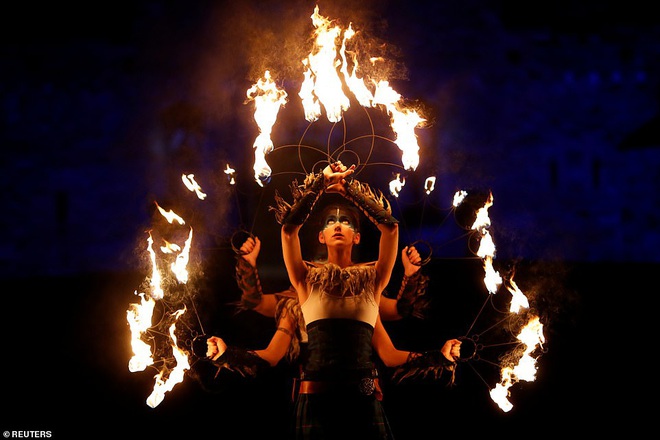  40.000 người tưng bừng rước đuốc trong lễ hội lửa Hogmanay ở Scotland  - Ảnh 8.