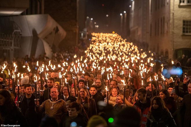 40.000 người tưng bừng rước đuốc trong lễ hội lửa Hogmanay ở Scotland  - Ảnh 9.