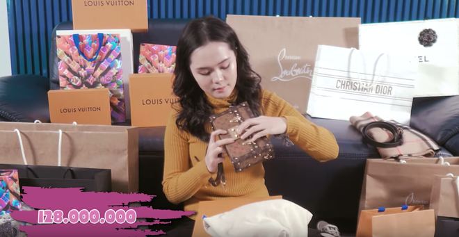 Chiều Quỳnh Anh như Duy Mạnh: Người y&ecirc;u ốm th&igrave; tặng t&uacute;i 128 triệu, người y&ecirc;u nhắn tin th&igrave; chuyển 50 triệu cho mua khuy&ecirc;n tai - Ảnh 4.