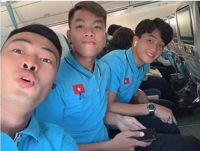Tiến Dũng bắt chước tiếp vi&ecirc;n h&agrave;ng kh&ocirc;ng nhắc nhở trợ l&yacute; U23 Việt Nam thực hiện an to&agrave;n bay - Ảnh 5.