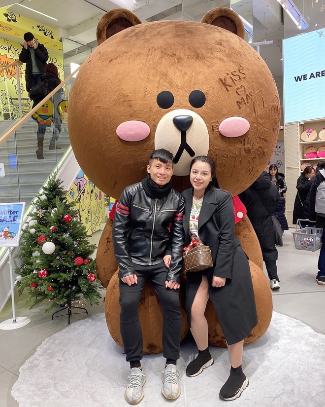 Vợ chồng Tiến Dũng – Khánh Linh thăm Xuân Trường ở Hàn Quốc, được tặng cốc kem siêu to khổng lồ - Ảnh 5.