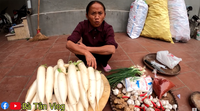 Đúng là chỉ có bà Tân Vlog: ăn kim chi củ cải bà làm thì phải ngồi xổm ăn sẽ càng ngon nhé các cháu! - Ảnh 1.