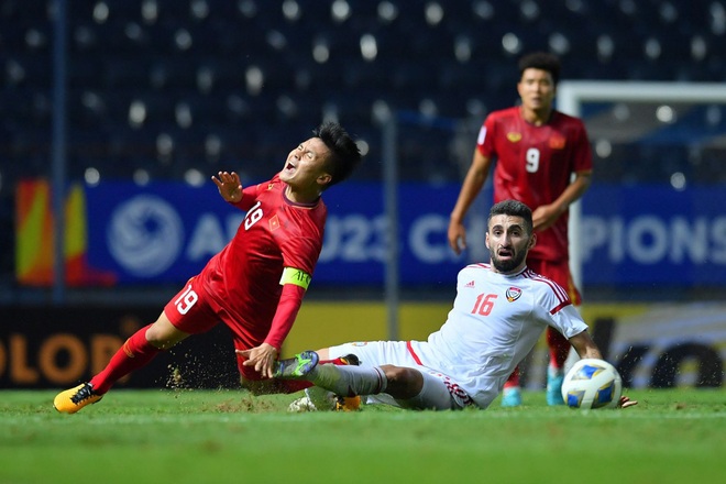 Cận cảnh Quang Hải bị cầu thủ U23 UAE đạp chân nguy hiểm từ phía sau, suýt gặp chấn thương nặng  - Ảnh 4.