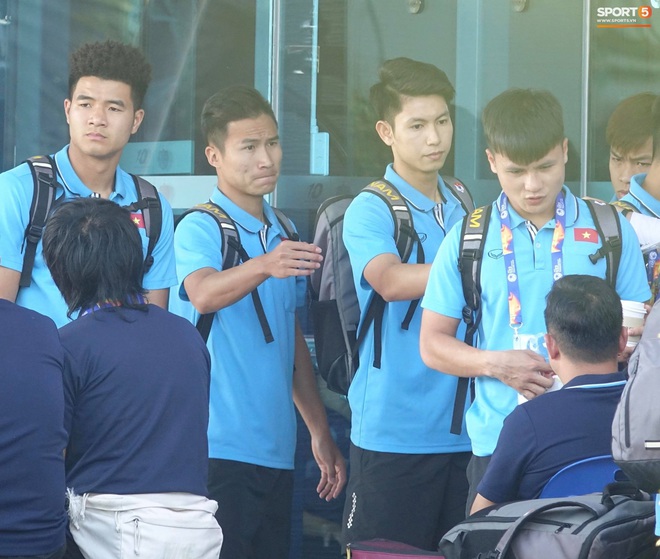 Bùi Tiến Dũng làm hành động đáng yêu trước khi ra sân bắt chính trận U23 Việt Nam gặp U23 UAE - Ảnh 7.