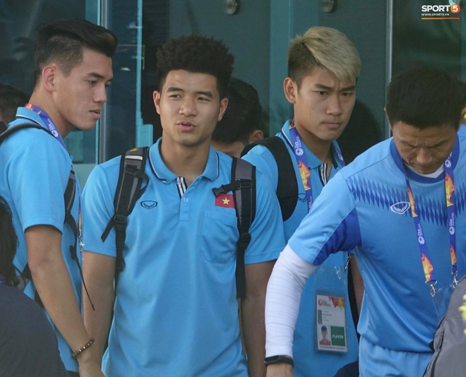 Bùi Tiến Dũng làm hành động đáng yêu trước khi ra sân bắt chính trận U23 Việt Nam gặp U23 UAE - Ảnh 5.