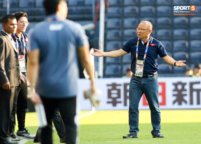 Bóng chưa lăn, HLV Park Hang-seo đã có hành động phàn nàn với BTC và trọng tài trước trận U23 Việt Nam gặp UAE - Ảnh 2.